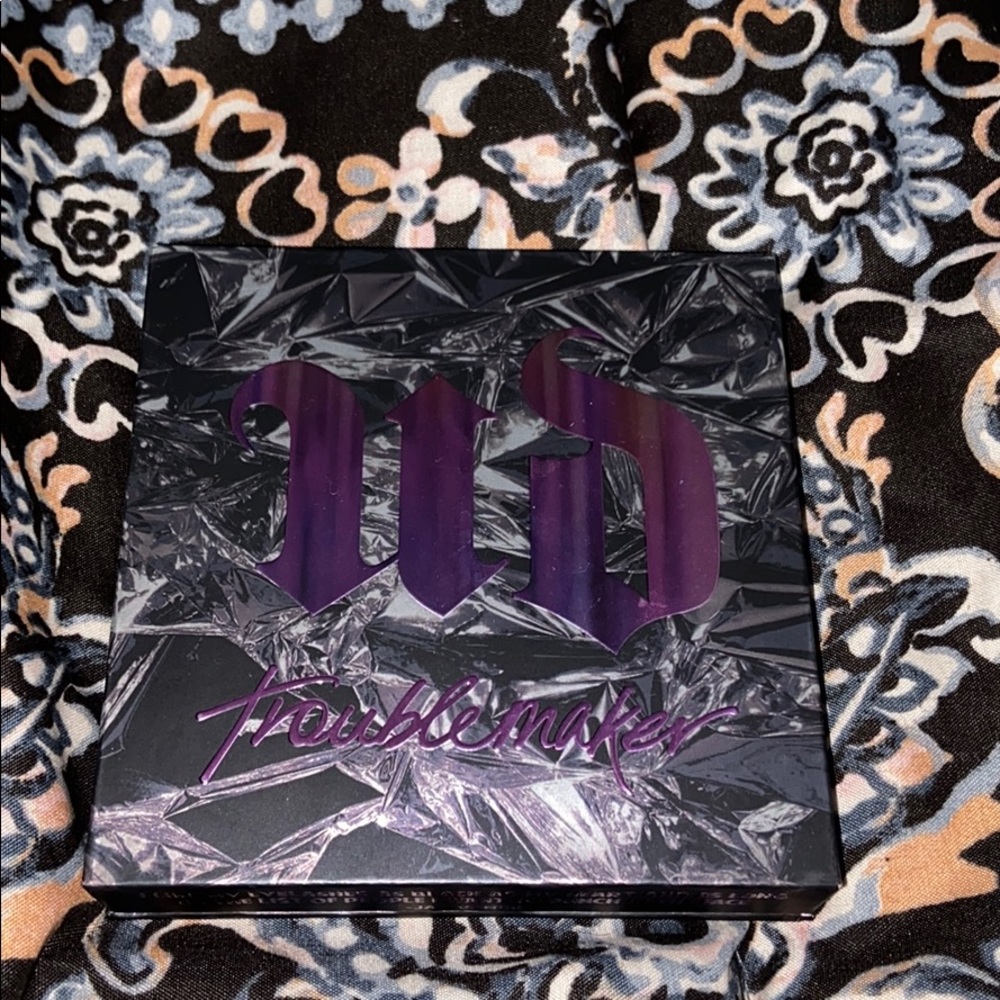 Urban decay troublemaker eyeshadow palette